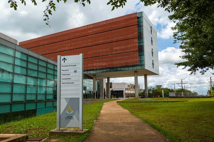 Leia mais sobre o artigo Parentes e colaboradores de distritais têm crachás restritos da CLDF